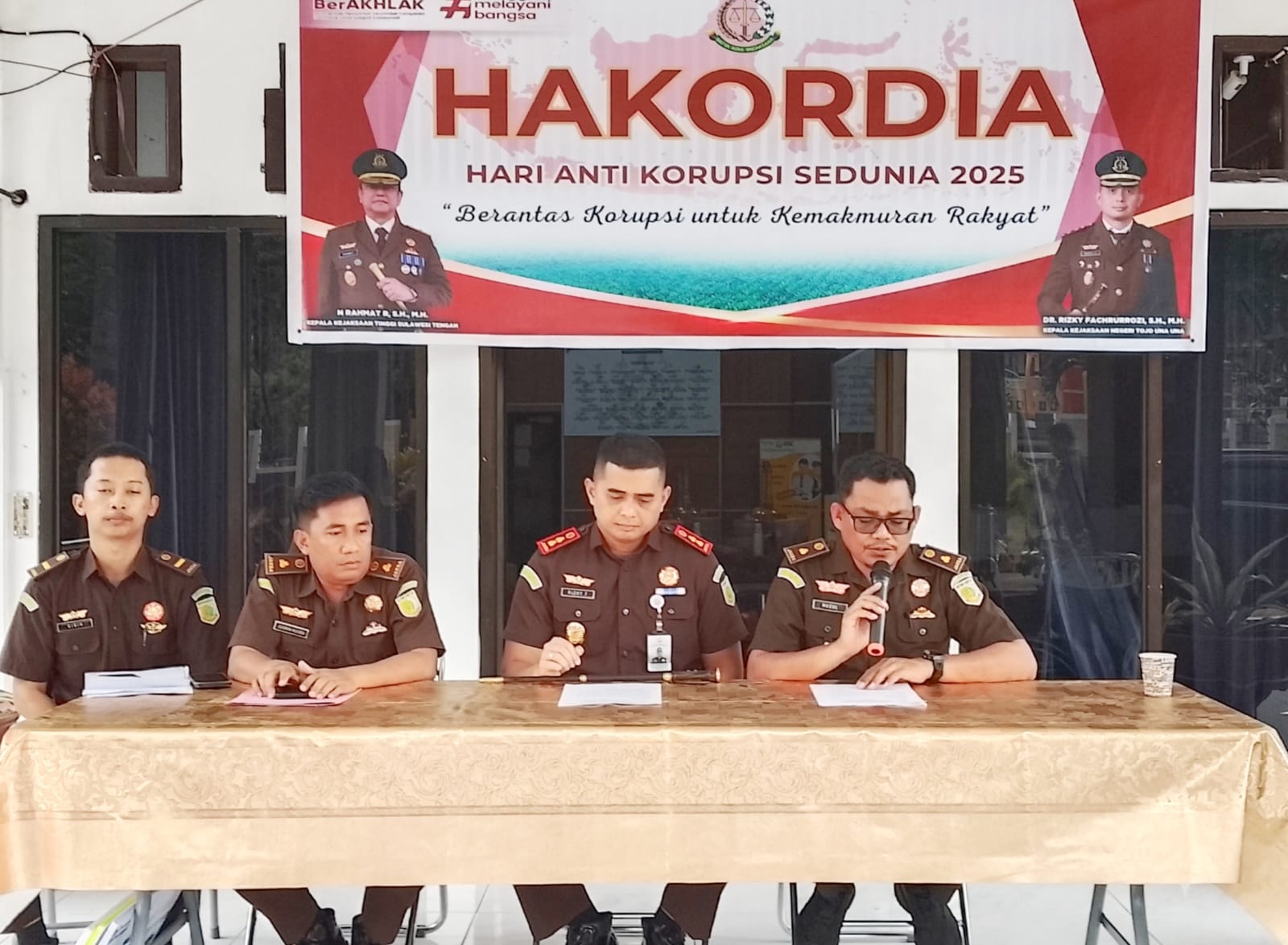 KOFERENSI PERS: Kejari Touna, menggelar konferensi pers terkait capaian kinerja bidang Pidsus sepanjang tahun 2025, Selasa (9/12/2025).(FOTO: HERIYANTO LIMAHU/RADAR PALU).