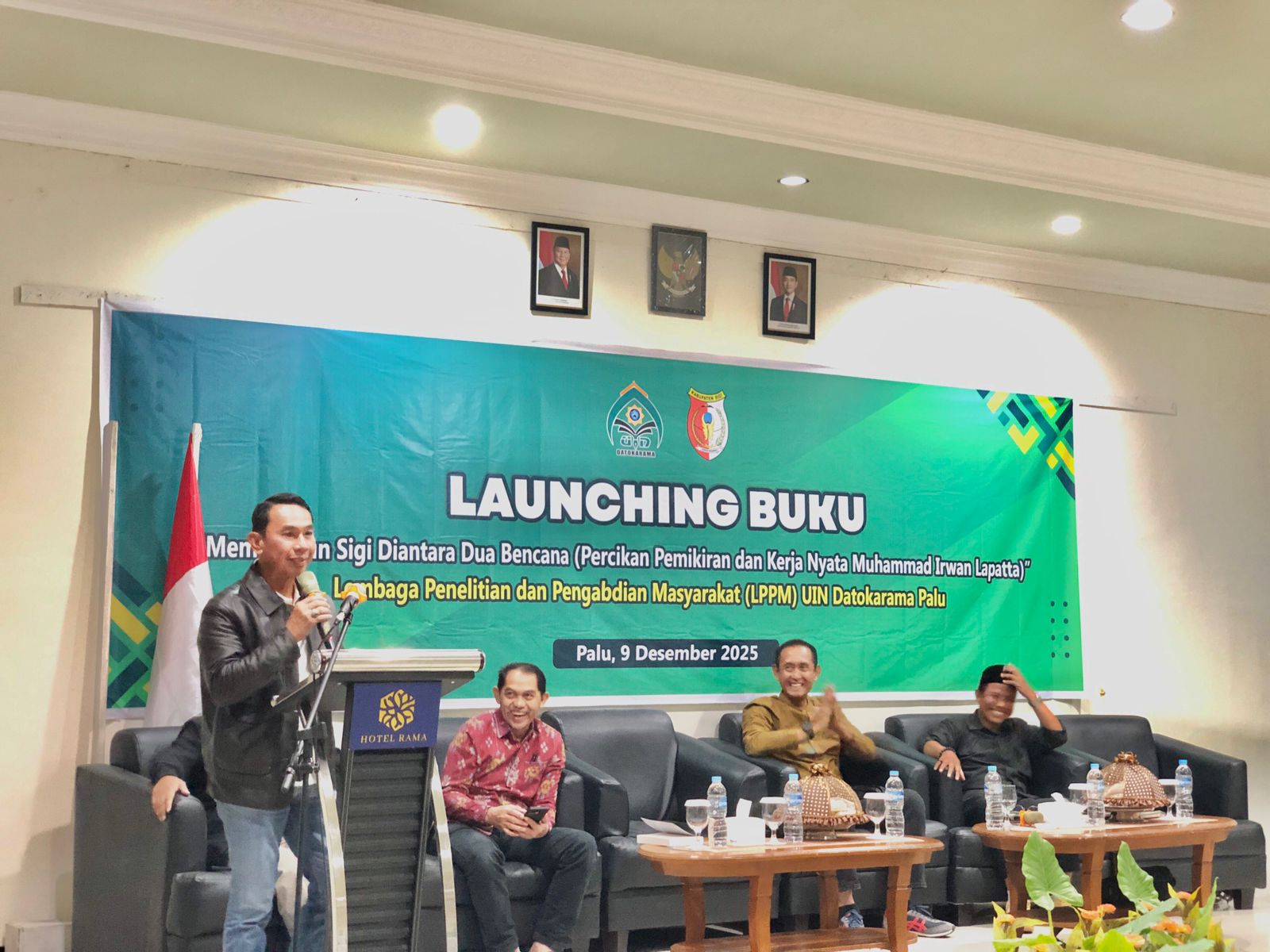 LUNCURKAN: Tampak Moh. Irwn Lapatta saat memberikan sambutannya di peluncuran bukunya di kampus UIN Datokarama Palu.(FOTO: ANGEL SUMBARA/RADAR PALU).