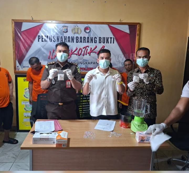 SABU: Pemusnahan babuk sabu di Polres Poso.(FOTO: BUDIYANTO WIHARTO/RADAR PALU).