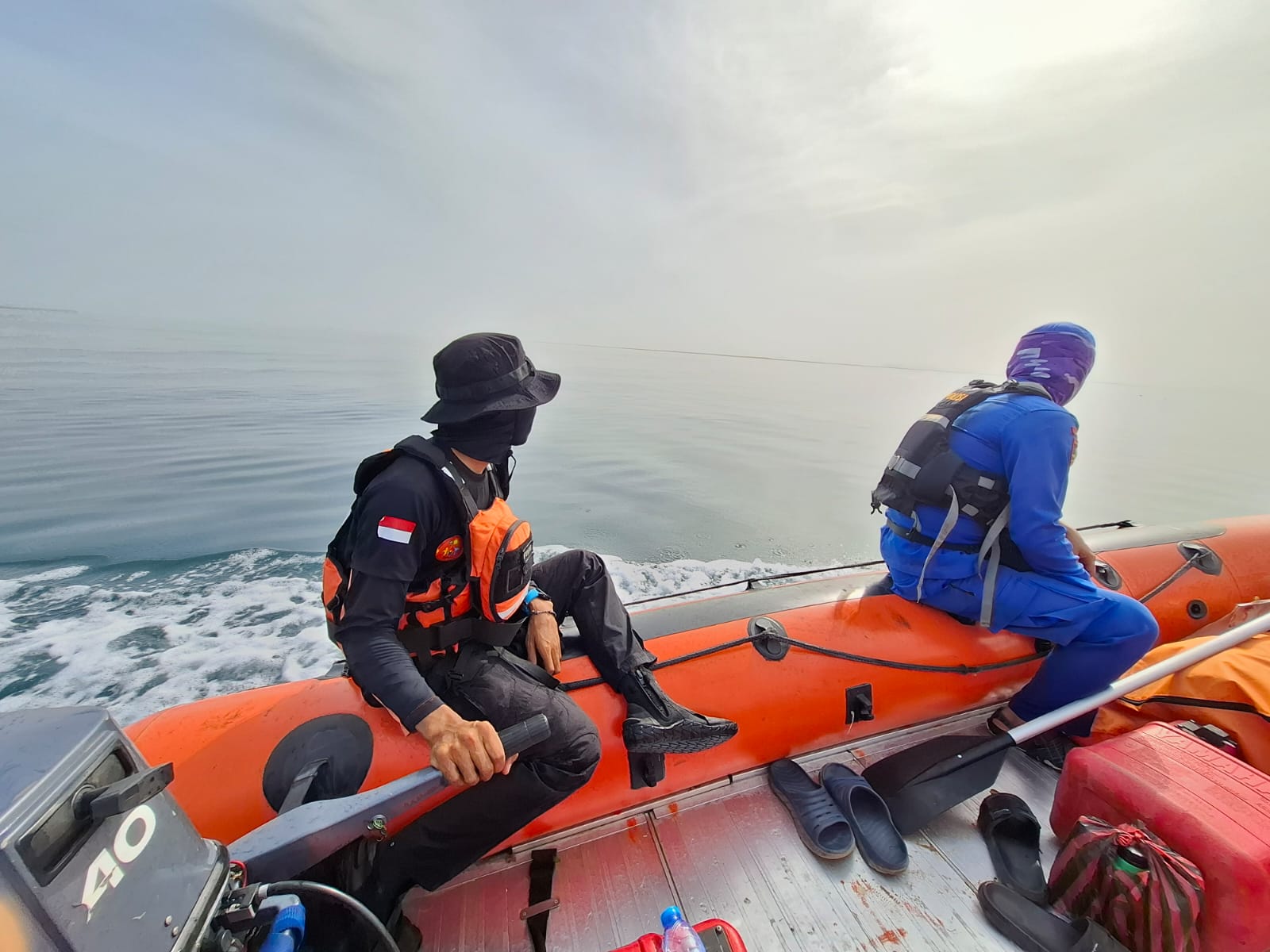 MENCARI: Tim SAR sedang melakukan pencarian terhadap jatuhnya seorang nelayan Morowali di periran Desa Pulau Dua, Bungku Selatan, Morowali.(FOTO: ISTIMEWA/RADAR PALU).