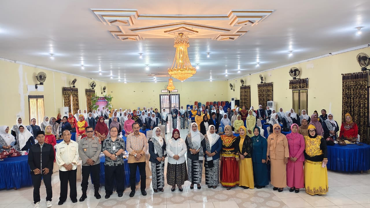 MEMBUKA : Wabup Touna, Hj. Surya Lapasiri membuka Muscab IBI ke-4 cabang Kabupaten Touna, Selasa (9/12/2025).(FOTO: HERIYANTO LIMAHU/RADAR PALU).
