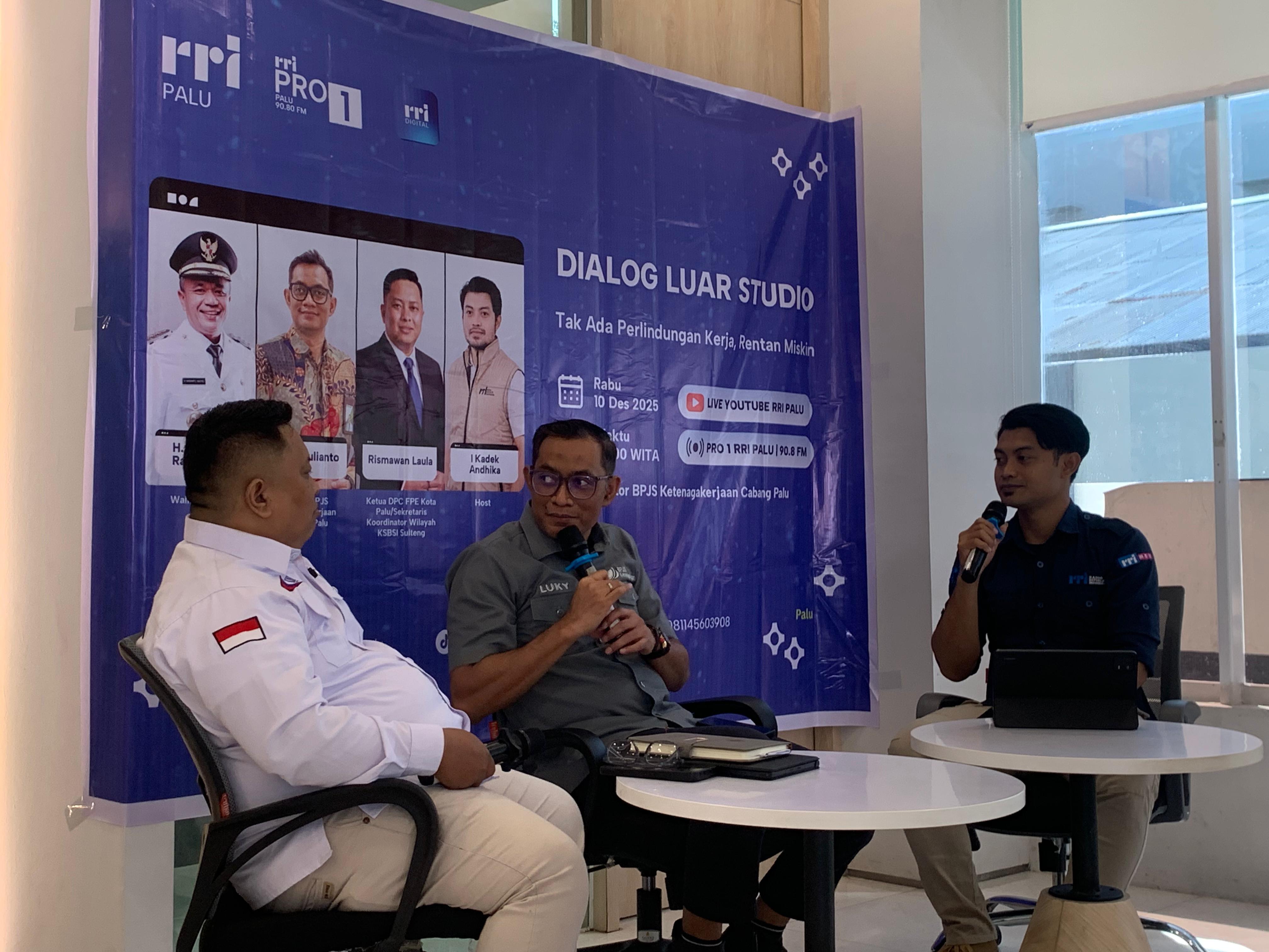 Kepala BPJS Ketenagakerjaan Cabang Palu, Luky Julianto (tengah) dalam Dialog Luar Studio RRI Palu pada Rabu (10/12/2025).