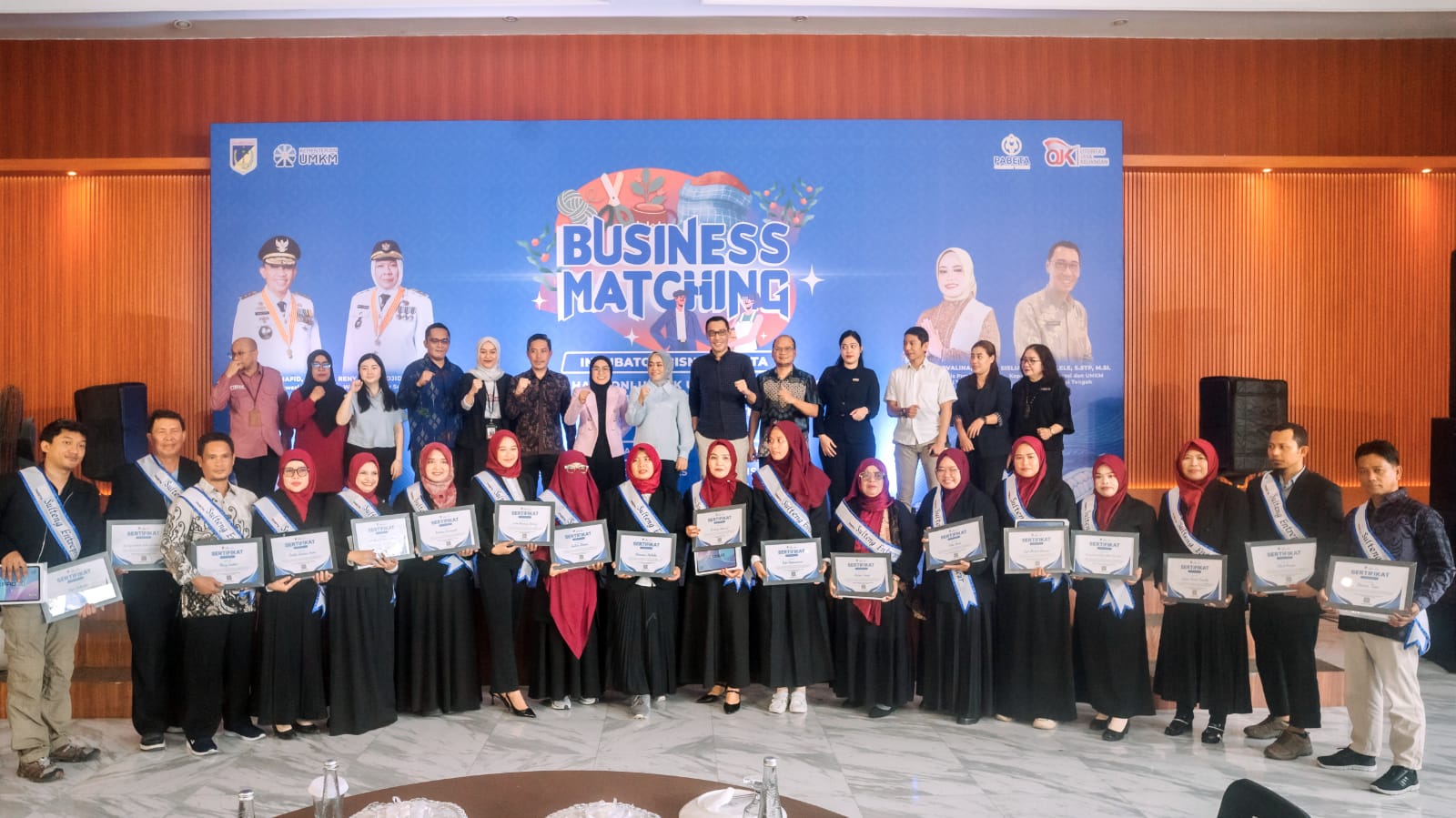 Para peserta UMKM terpilih program Inkubasi PABETA 2025 berfoto bersama usai pelaksanaan Business Matching, sebagai penanda komitmen bersama mendorong produk lokal masuk ke rantai pasok industri