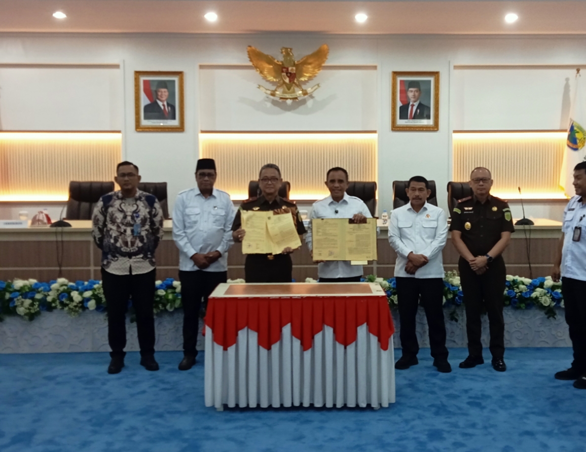 Kajati Sulteng dan Gubernur Sulteng menunjukan MoU usai ditandatangani disaksikan pihak Kejaksaan Agung dan Jamkrindo.