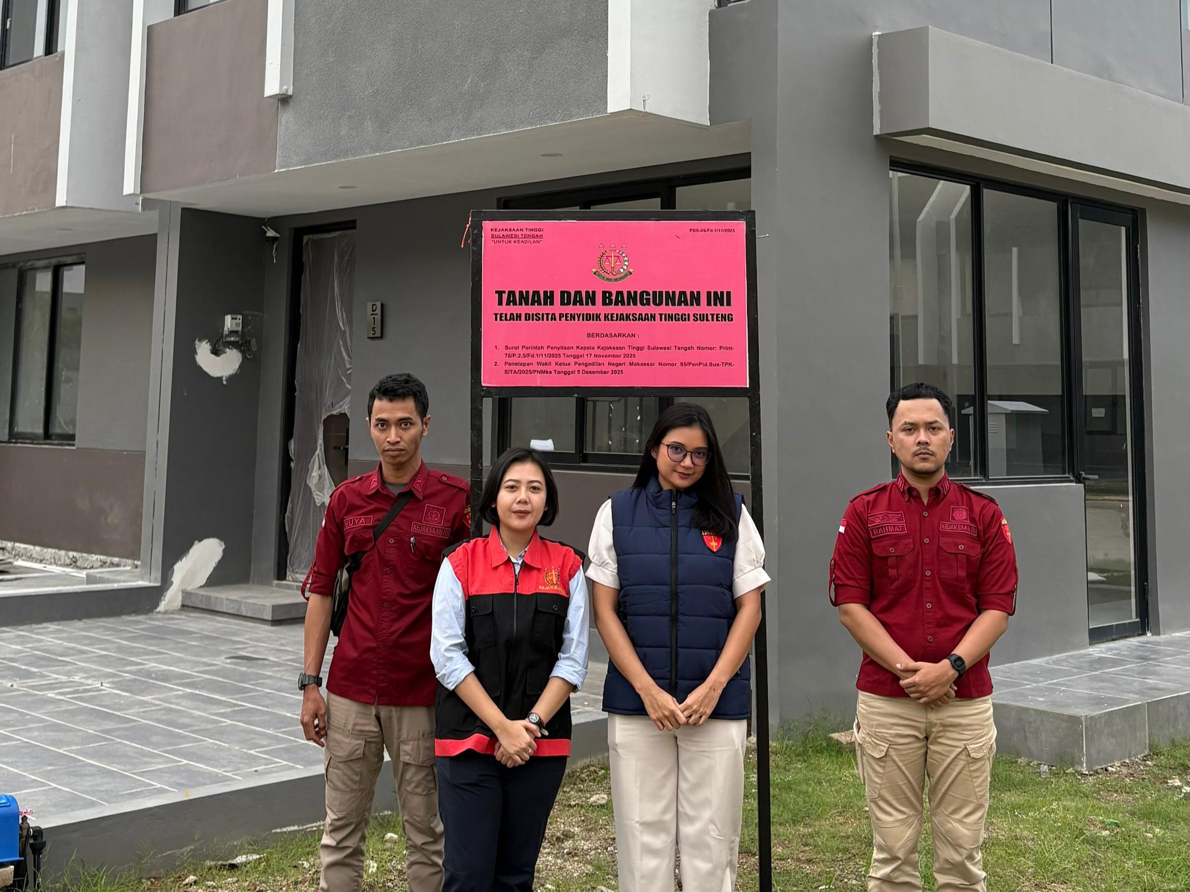 Penyidik Kejaksaan Tinggi Sulawesi Tengah saat melakukan penyitaan aset berupa satu unit rumah mewah milik mantan Kepala Desa Tamainusi, AH, di Kompleks Perumahan Elit Tallasa City Makassar