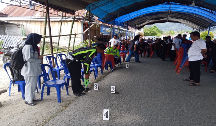 Petugas Satlantas Polres Poso saat melakukan olah TKP kecelakaan di Jl. Trans Sulawesi Napu, Lore Utara.