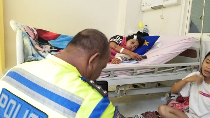 Kondisi pengendara sepeda motor saat dijenguk langsung tim gabungan Polres Poso dan Jasa Raharja di RS Torabelo, Sigi.