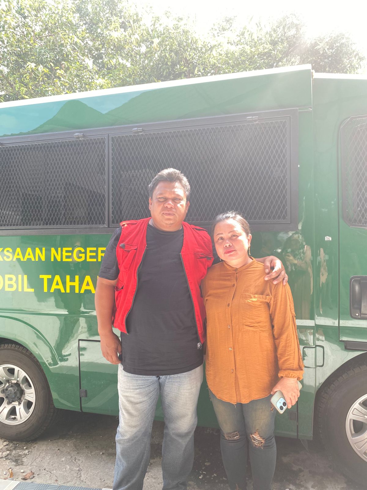 MINTA DIBEBASKAN: Christian Toibo (kiri), warga Desa Watutau, Kecamatan Lore Peore, Kabupaten Poso. Dia ditahan oleh Kejaksaan Negeri Poso.