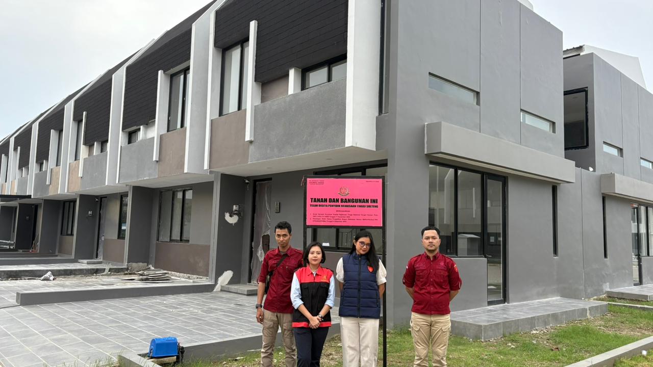 Rumah mewah milik mantan Kades yang disita tim dari Kejati Sulteng yang berada di Makassar.