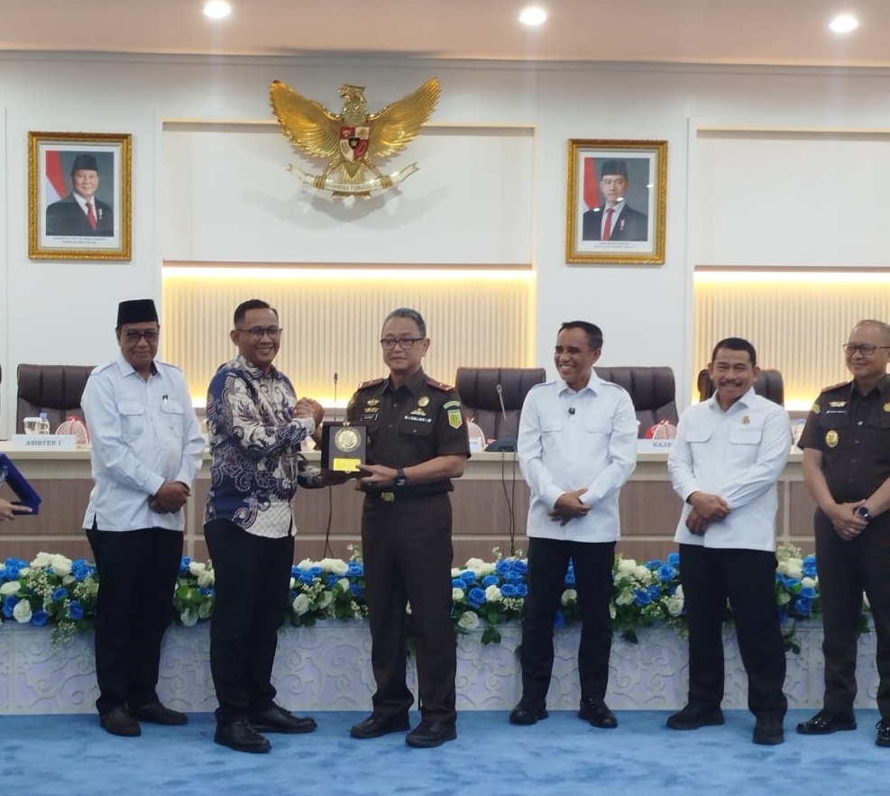 CINDRAMATA: Kepala Divisi Kelembagaan Kanwil III Jamkrindo, Bambang Suryo Atmojo foto bersama Kajati Sulteng Nuzul Rahmat R dan Gubernur Sulteng, Anwar Hafid disaksikan pejabat Kejaksaan Agung.