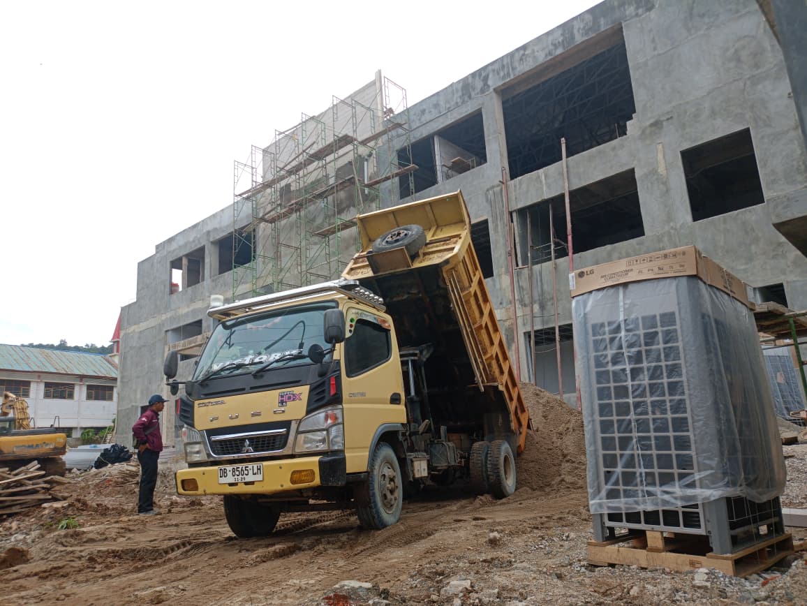 GENJOT: PT Nurman Abadi terus menggenjot pembangunan Kantor Kejaksaan Negeri Morowali Utara yang kini baru mencapai 65 persen seperti yang nampak di lokasi pada Kamis (11/12/2025).(FOTO: ILHAM NUSI/R