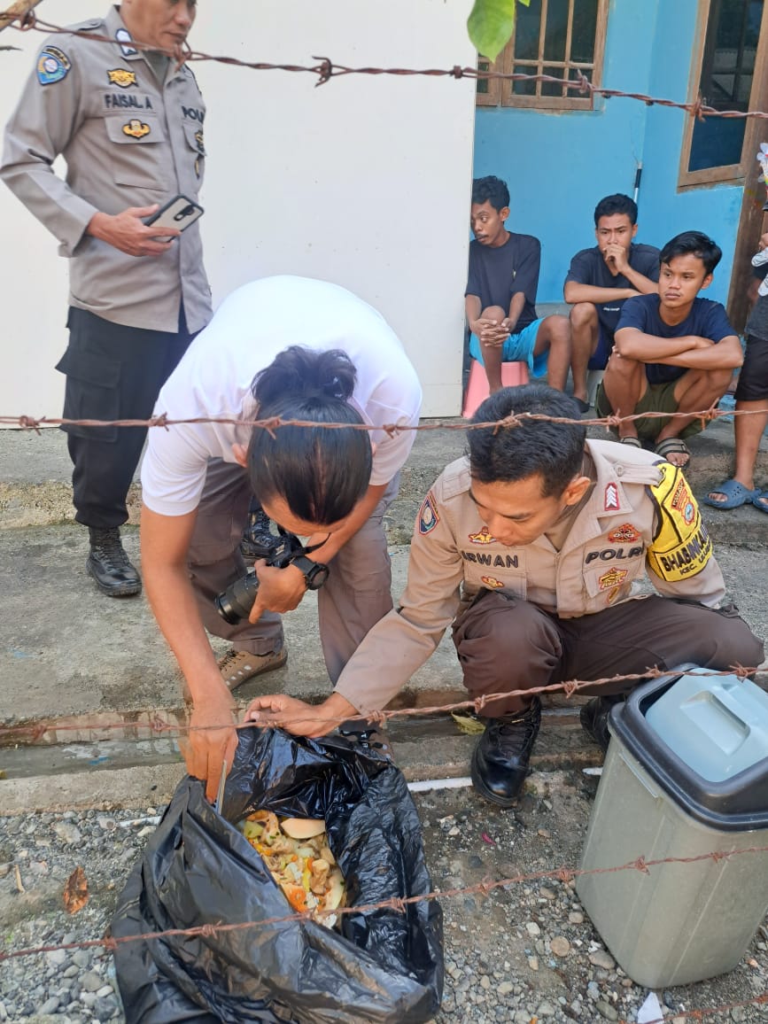 KERACUNAN: Tampak anggota Polres Touna mengambil sampel bahan makanan yang diduga beracun untuk diperiksa.(FOTO: HERIYANTO LIMAHU/RADAR PALU).