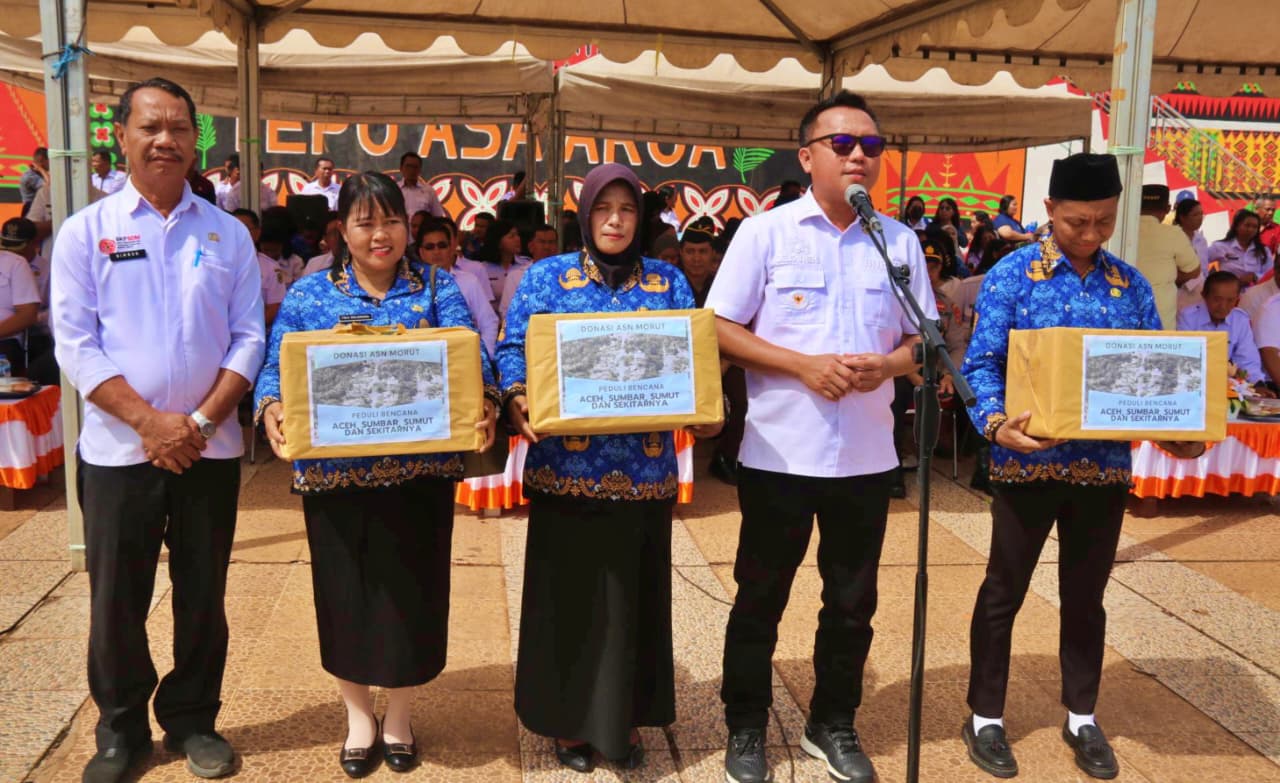 DONASI: Bupati Morowali Utara Delis Julkarson Hehi menggalang donasi kemanusiaan untuk korban bencana Aceh, Sumatera Utara, dan Sumatera Barat, Rabu (10/12/2025).(FOTO: ILHAM NUSI/RADAR PALU).