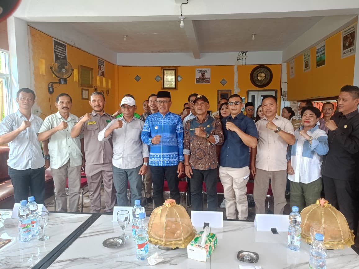 MEMBUKA: Wabup Morut H Djira Kendjo, membuka sosialisasi peran ormas, Kamis (11/12/2025).(FOTO: ILHAM NUSI/RADAR PALU).