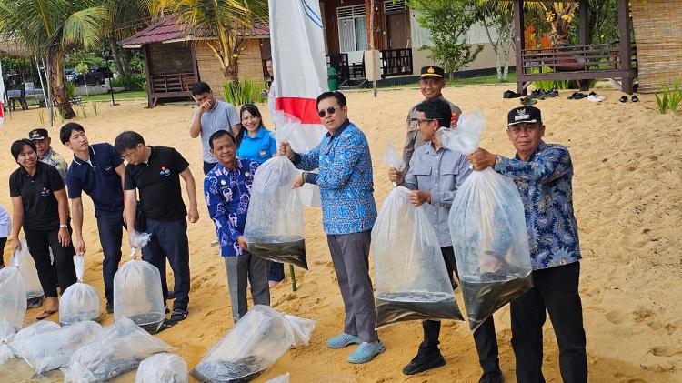 Melepasliarkan ribuan benih sidat ke Danau Poso dalam kegiatan restocking terbesar di Sulawesi, Kamis (11/12/2025).
