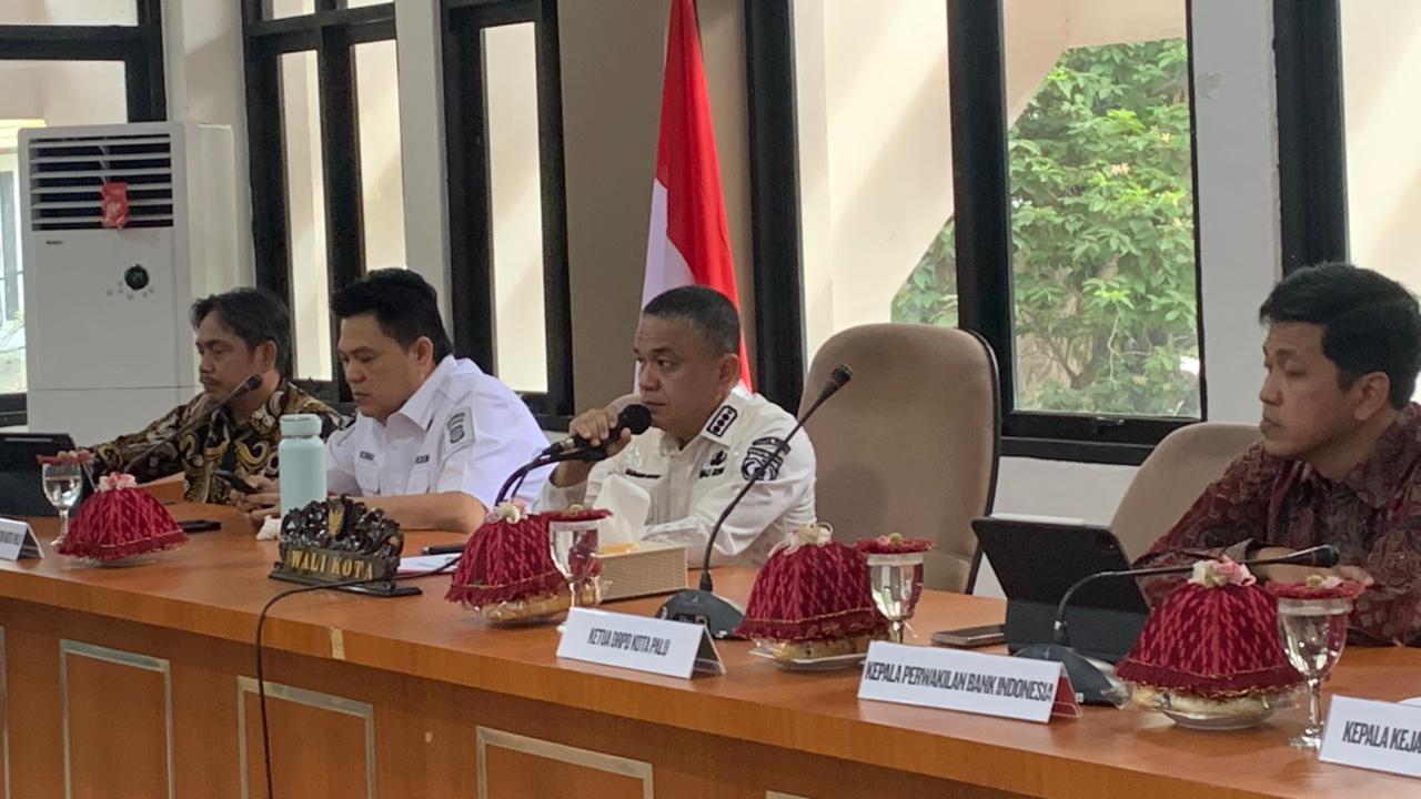 TEKANKAN DIGITALISASI PASAR : Wali Kota Palu, Hadianto Rasyid membuka High Level Meeting Tim Pengendali Inflasi Daerah (TPID) dan TP2DD Kota Palu.  &nbsp;