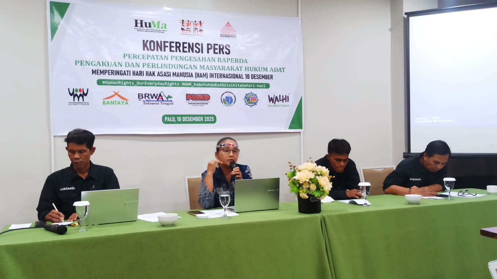 Presidium KARAMHA bersama sejumlah perwakilan organisasi masyarakat sipil saat menggelar konferensi pers Desak Pengesahan Raperda PPMHA. (Wahono)