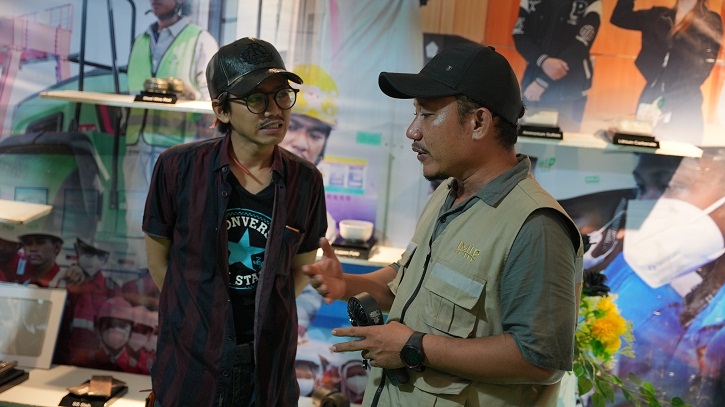 Salah satu karyawan PT IMIP memberikan penjelasan terhadap warga pada kegiatan JOb FAIR 2025.