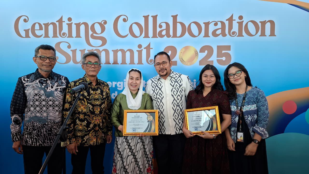 Wakil Wali Kota Palu Imelda Liliana Muhidin (Baju Hijau) bersama jajaran managemen PT CPM saat menerima piagam penghargaan beberapa waktu yang lalu.