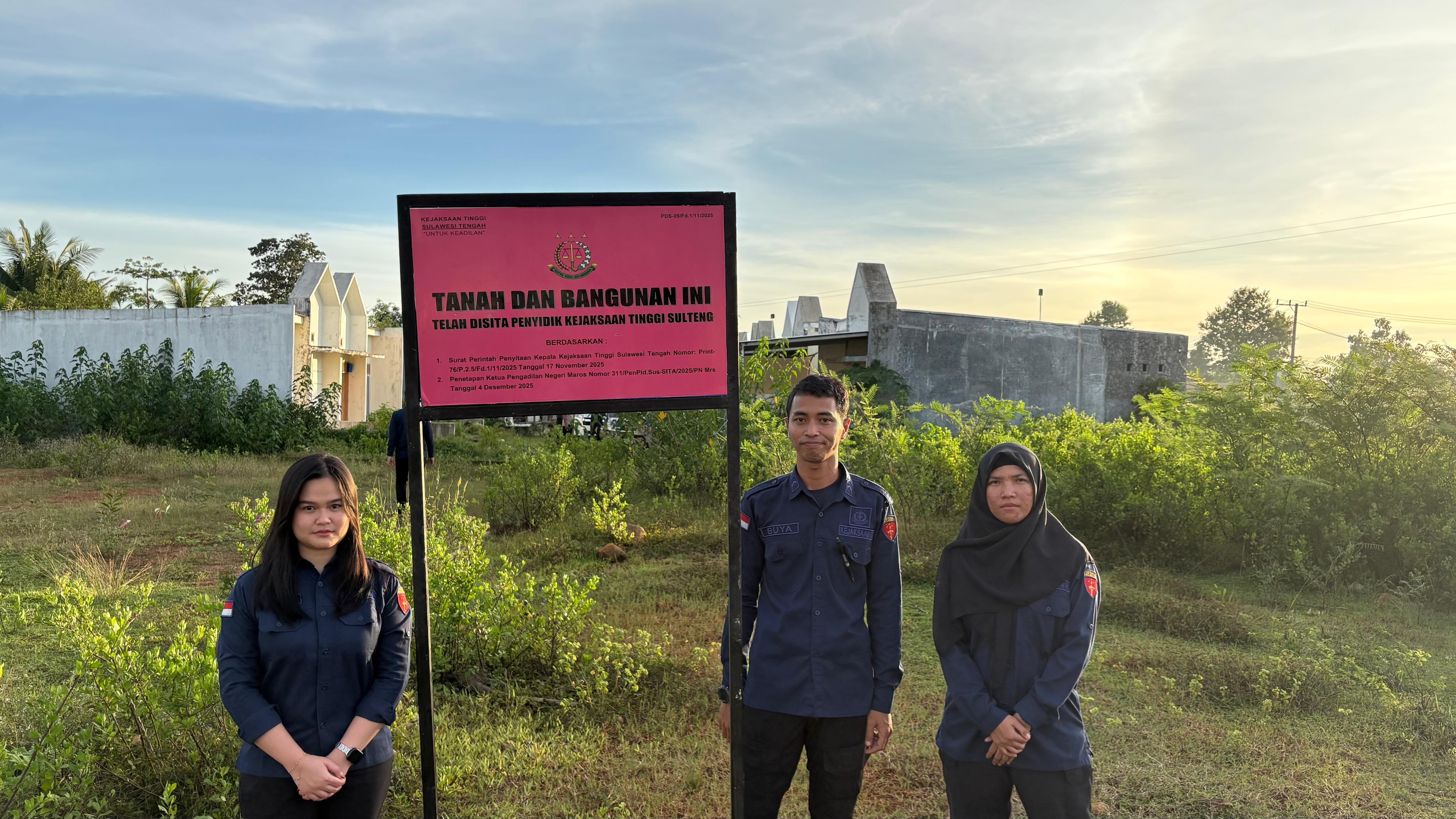 Penyidik Kejati Sulteng saat menunjukkan dokumen penyitaan aset berupa sebidang tanah seluas 308 m&sup2; (0,03 hektare) milik mantan Kades Tamainusi, AH, di Kabupaten Maros, Sulawesi Selatan.