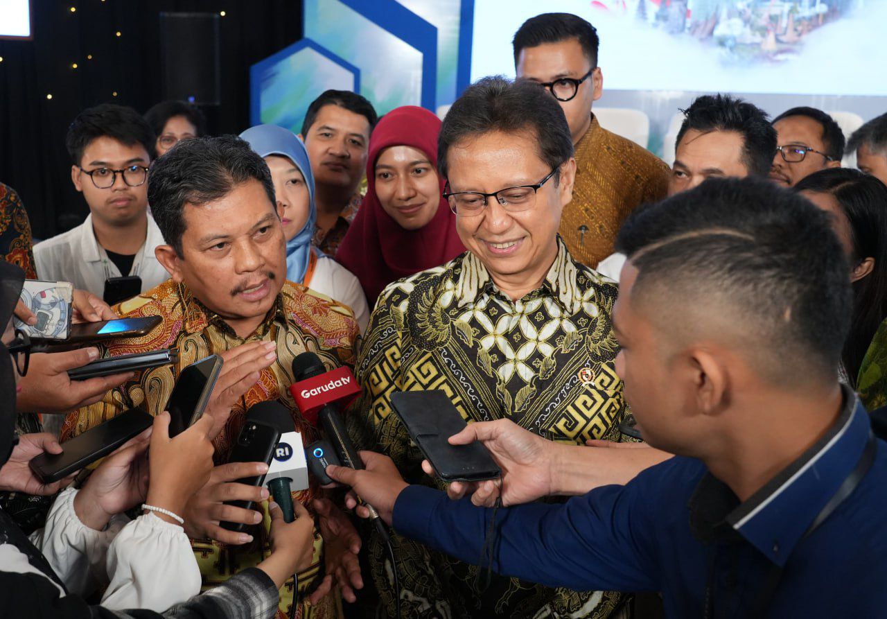 Menteri dan perwakilan BPJS Kesehatan memberikan keterangan kepada awak media seusai diskusi doorstop dalam rangka UHC Day 2025.