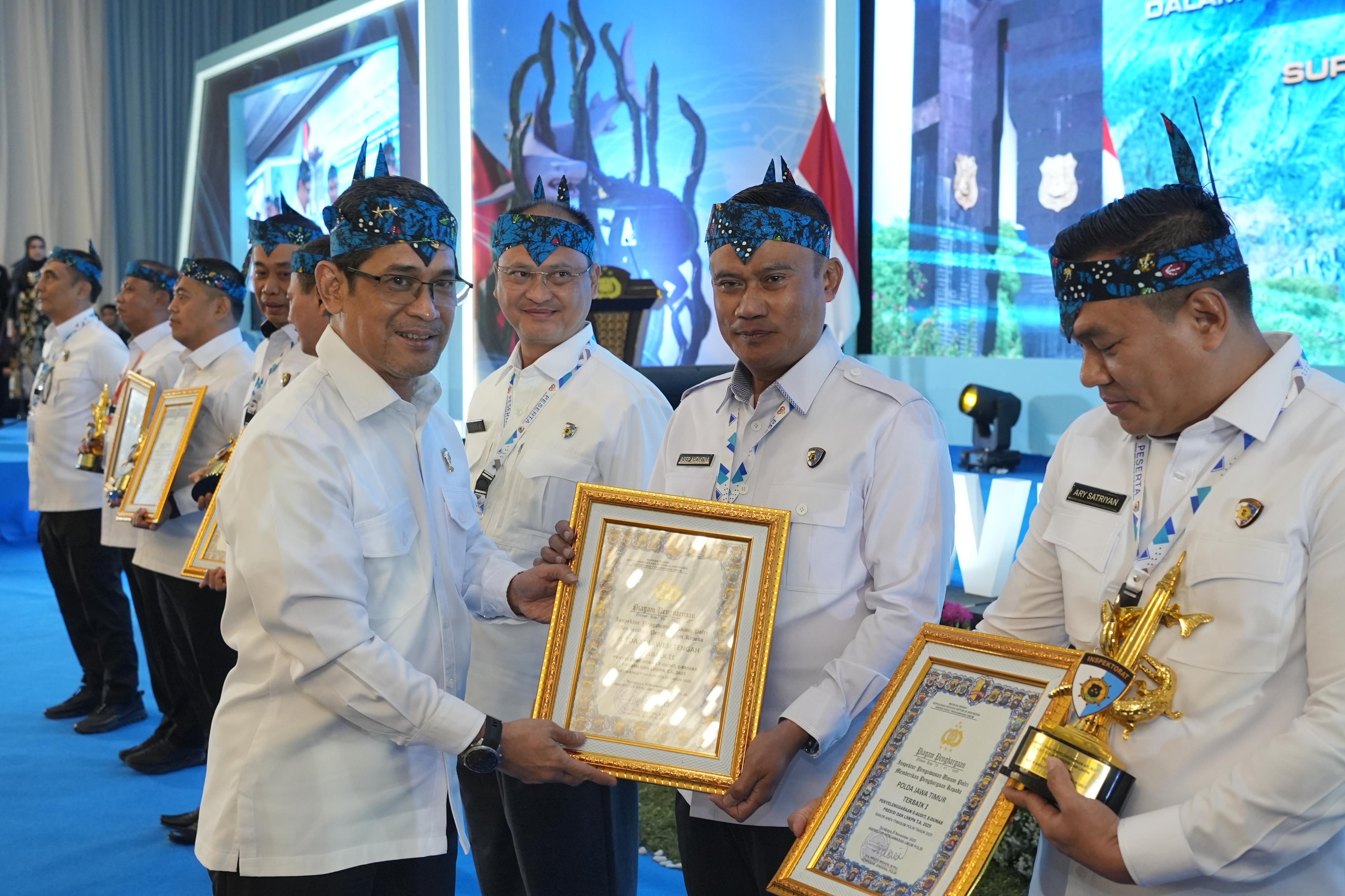 Irwasda Polda Sulteng Kombes Pol Asep Ahdiatna menerima Piagam Penghargaan Terbaik II Nasional