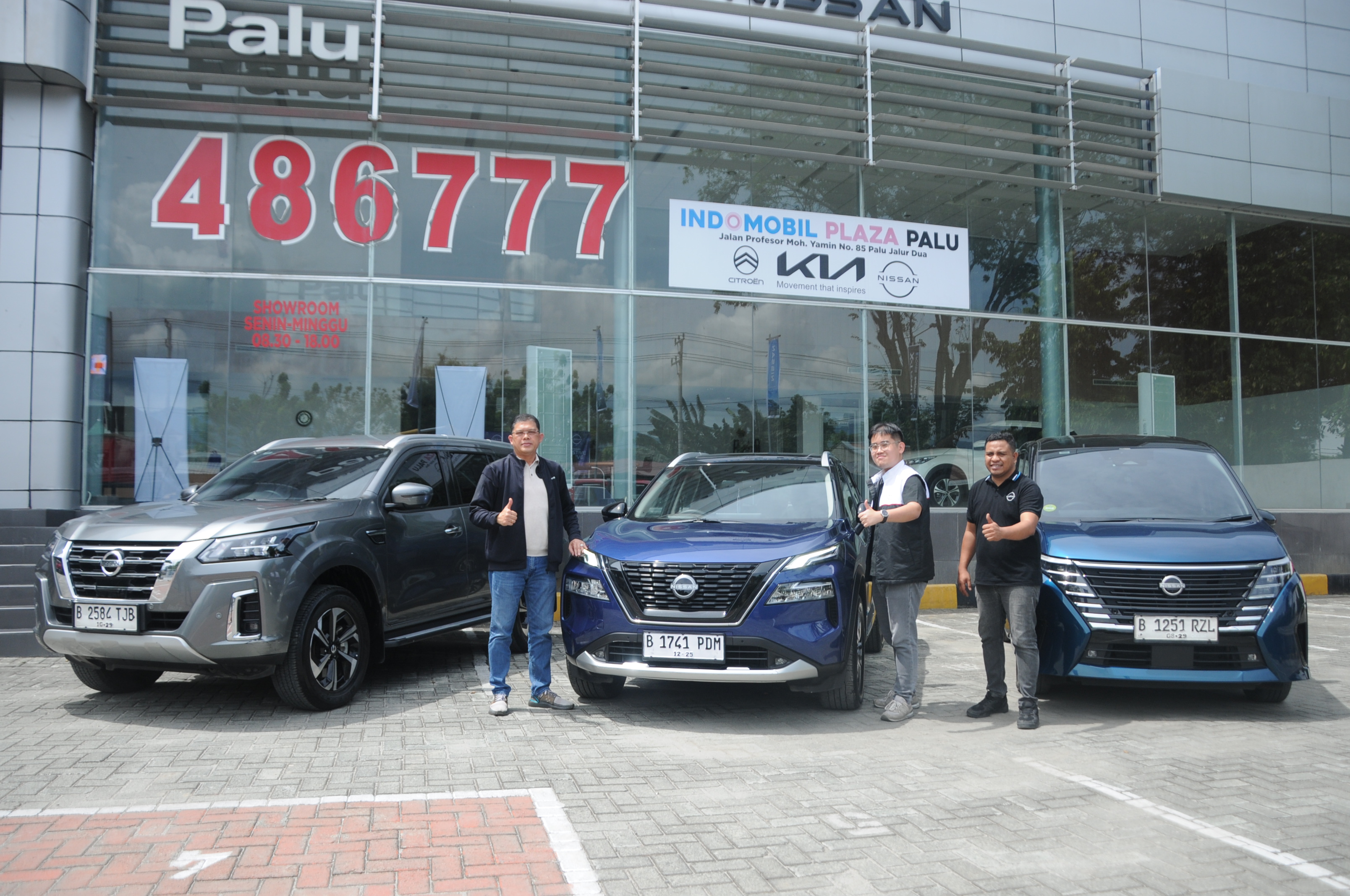 National Sales Division Head Nissan Indonesia, Caca Tobing (kiri), Product Planning Nissan Indonesia Hansel Putra (tengah) dan Kacab Nissan Cabang Palu, Paskalis Ferdinand, Jumat (12/12/2025).