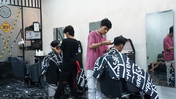 Pekerja dan pelaku UMKM di sekitar kawasan IMIP, Bahodopi, Morowali, yang menjadi motor penggerak perputaran ekonomi harian.