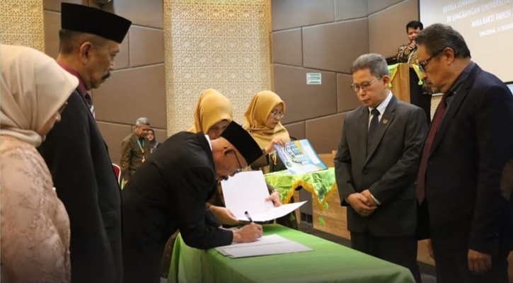 Pelantikan pimpinan baru Universitas Islam Syekh-Yusuf (Unis) Tangerang masa bakti 2025&ndash;2029 di Auditorium kampus, Kamis (11/12/2025).