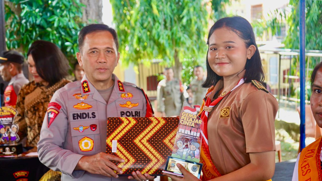 Kapolda Sulteng Irjen Pol Endi Sutendi menyerahkan hadiah lomba pidato dan PBB kepada para pelajar di Polres Poso, Kamis (11/12/2025).