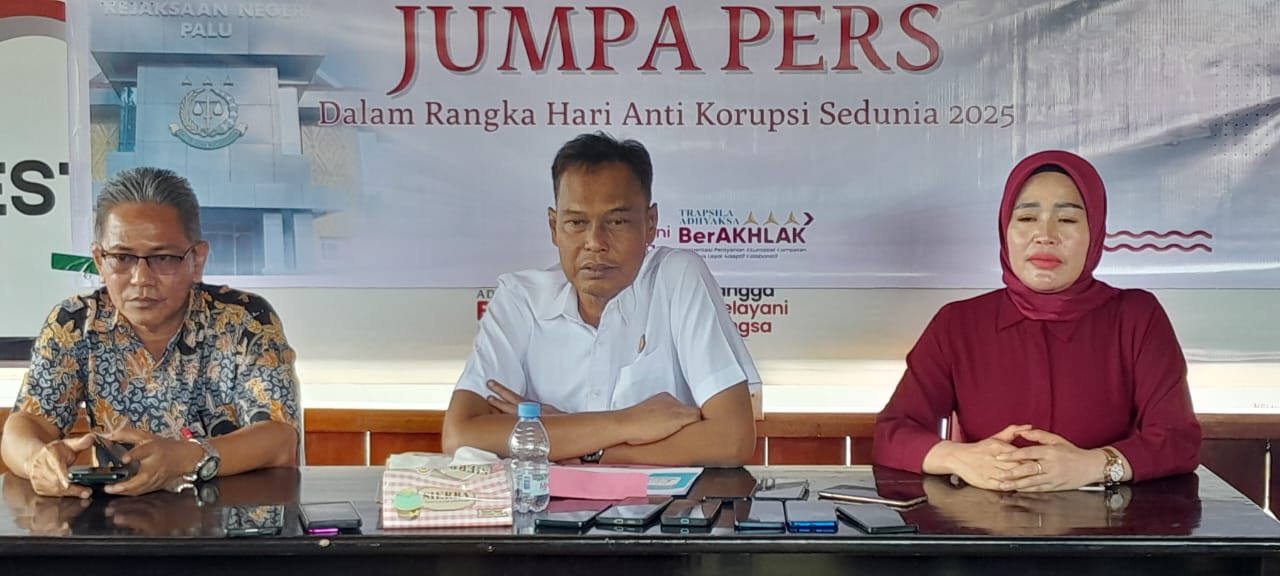 PAPARKAN : Kajari Palu Mohamad Rohmadi (tengah) menyampaikan press release di halaman kantor Kejari Palu, Jumat (12/12/2025).
