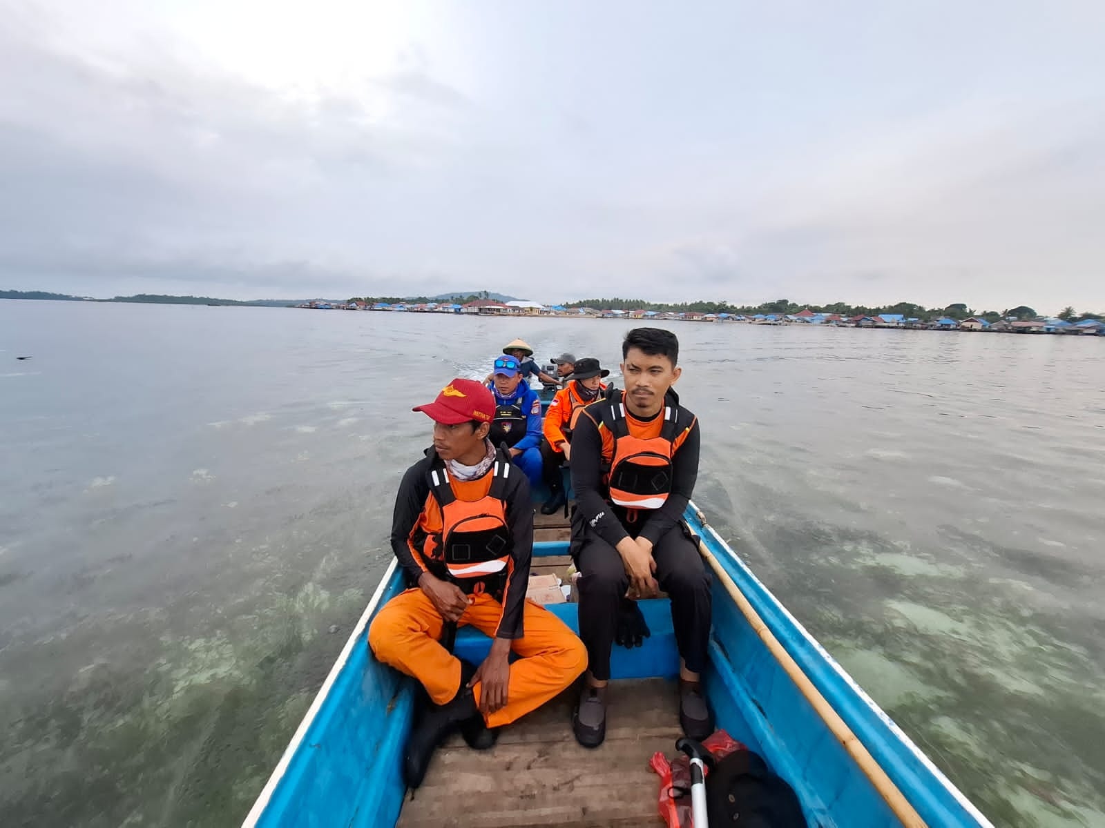 MENCARI : Pencarian satu nelayan jatuh dari perahu di Desa Pulau Dua, Kecamatan Bungku Selatan, Kabupaten Morowali.(FOTO: ISTIMEWA/RADAR PALU).