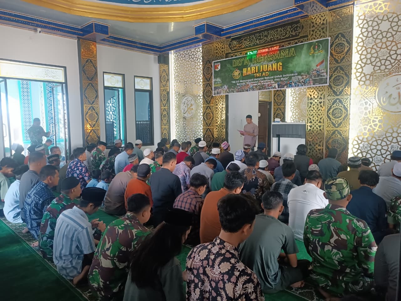 DOA BERSAMA: Memeringati Hari Juang TNI AD, Korem 132 Tadulako menggelar doa bersama di Masjid Hamzah, Jumat 12/12/2025.(FOTO: ISTIMEWA/RADAR PALU).