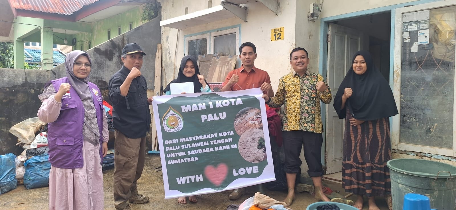 BANTUAN : Tim relawan PKS Sulteng, Takwin, dan Abd Hanif Ibnu Jaiz, bersama penerima bantuan dari MAN 1 Palu, di MAN 2 Kota Padang, Sumatera Barat.(FOTO: HUMAS DPW PKS SULTENG/RADAR PALU).