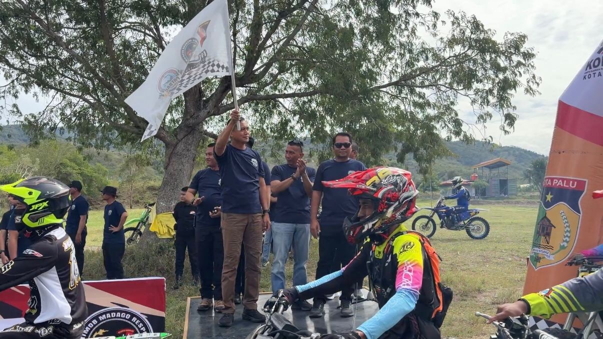 UNTUK SUMATERA : Sat Brimob Polda Sulteng melakukan aksi X-Trail Adventure Charity for Sumatera. (FOTO: ISTIMEWA/RADAR PALU).