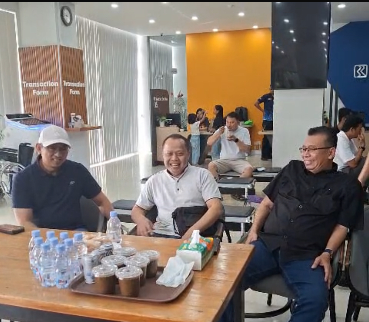 Area Head BRI Sulteng Asep Suhendra , Direktur Radar Palu Murtalib dan Pimpinan Cabang BRI Palu Budi Prastiyanto saat berbincang-bincang ringan di kegitan Donor Darah di kantor BRI, Sabtu (13/12)