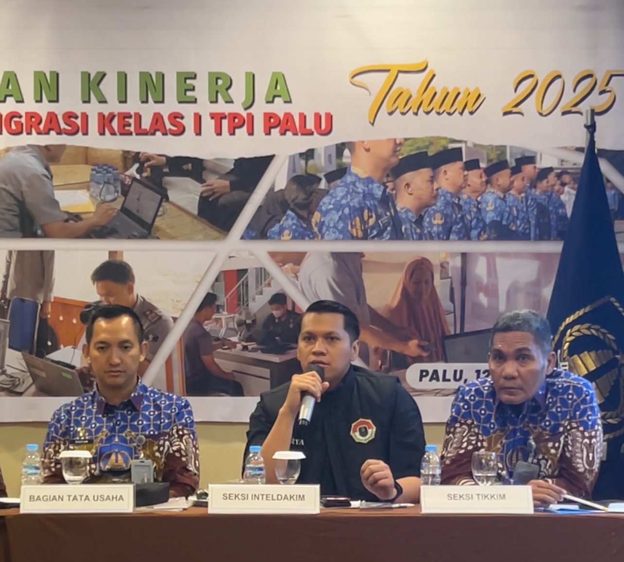 Kepala Seksi Intelijen dan Penindakan Keimigrasian (Inteldakim) Imigrasi Palu, Arya Primanto (tengah) saat memaparkan hasil capaian kantor Imigrasi Palu.