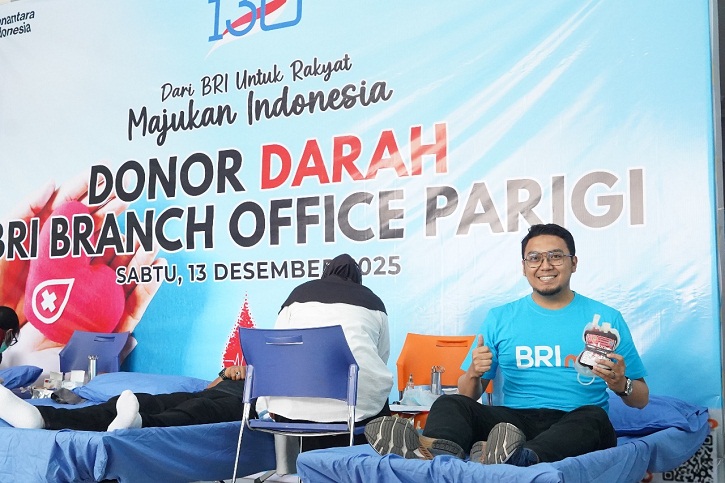 Karyawan BRI Cabang Parigi bersama mitra kerja mengikuti kegiatan donor darah dalam rangka HUT ke-130 BRI di Kantor BRI Parigi, Sabtu (13/12/2025).
