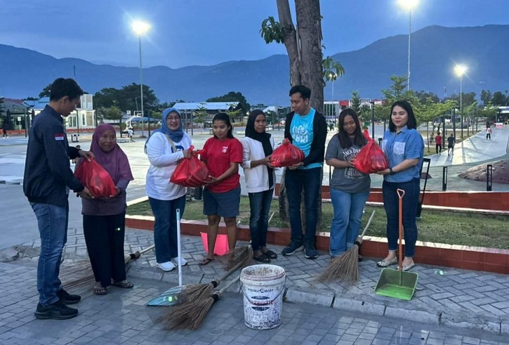 Karyawan BRI Cabang Palu membagikan paket sembako kepada petugas kebersihan di sejumlah ruas jalan Kota Palu dalam rangka HUT BRI ke-130, Jumat 12 Desember 2025.