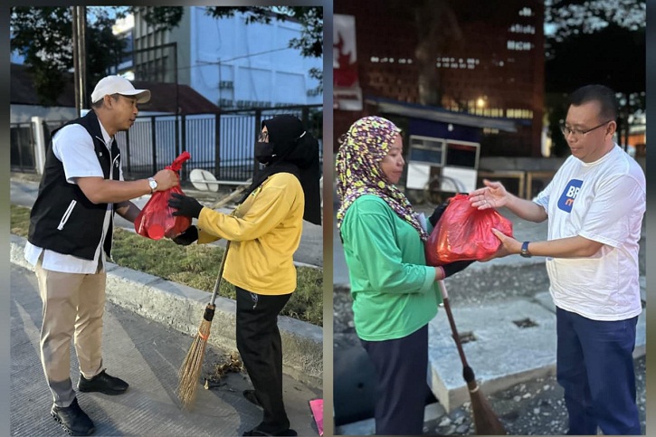 Area Head BRI Sulawesi Tengah, Asep Suhendra  dan Pimpinan BRI Cabang Palu Budi Prastiyanto membagikan paket sembako kepada petugas kebersihan dalam rangka HUT BRI ke-130, Jumat 12 Desember 2025.