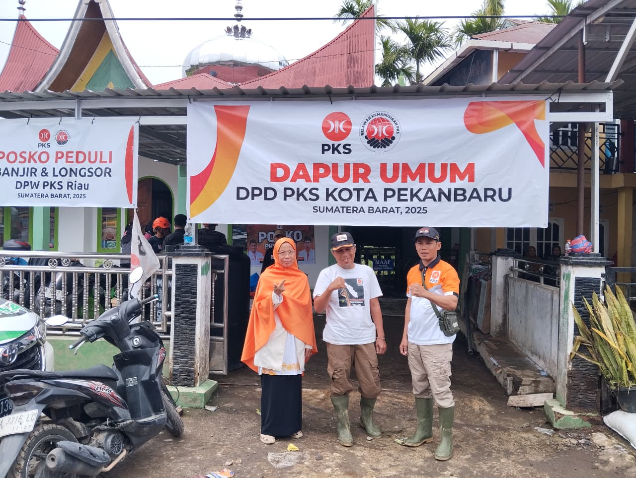 POSKO: Tiga relawan DPW PKS Sulteng saat berada di Posko PKS di Malalak, Sumatera Barat.(FOTO: HUMAS DPW PKS SULTENG/RADAR PALU).