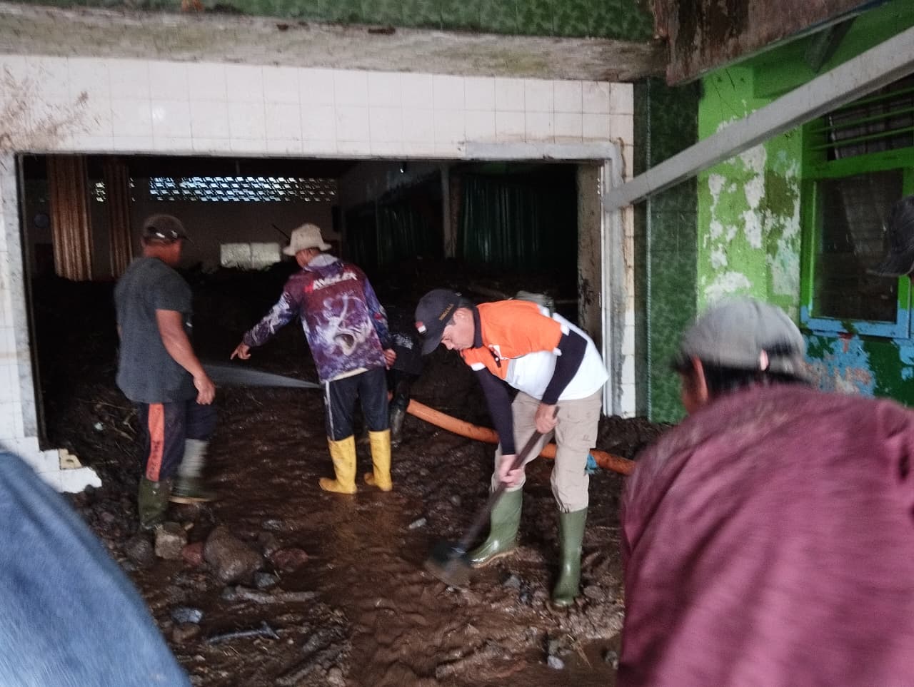 KERJA BAKTI: Tim relawan PKS bahu-membahu melakukan kerja bakti dan gotong royong membersihkan rumah warga yang berlumpur.(FOTO: HUMAS DPW PKS SULTENG/RADAR PALU).