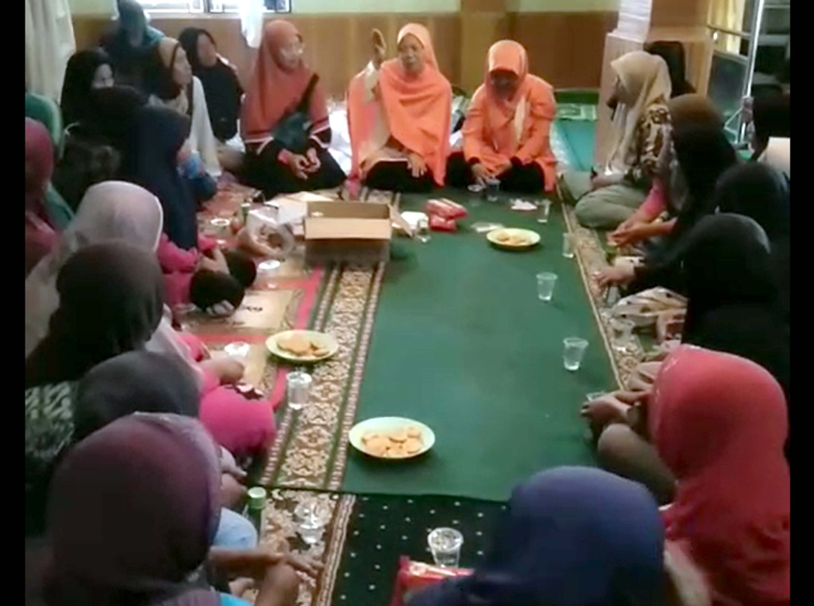 ROHANI: Ibu-ibu penyintas Desa Toboh Nagari Malalak, Kecamatan Malalak Timur, Kabupaten Agama, mendapatkan siraman rohani dari relawan PKS asal Sulteng, Hj. Fatimah Amin Lasawedi, Sabtu (13/12/ 2025).