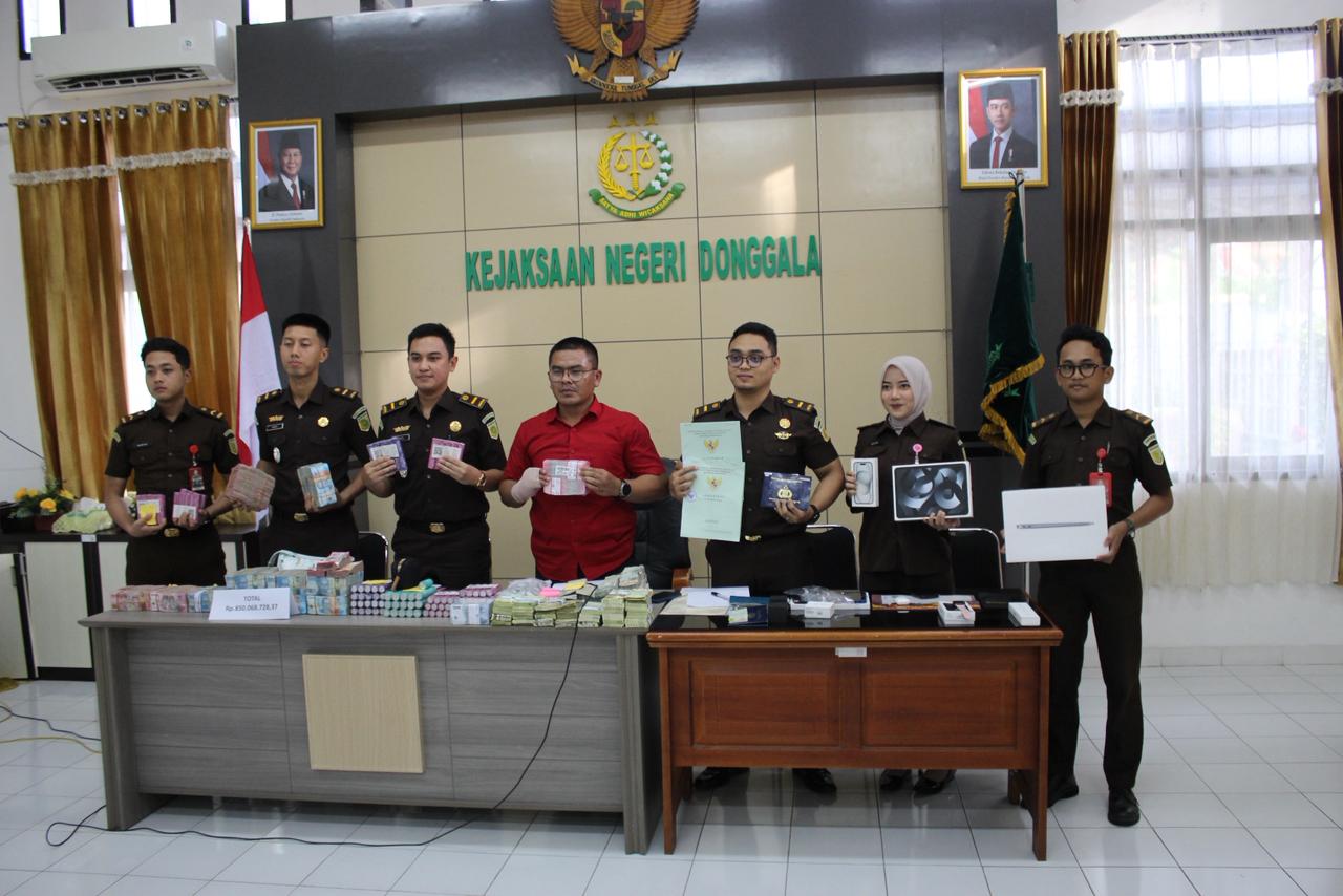 SITA: Tampak sejumlah uang hasil sitaan Kejari Donggala terkait kasus korupsi.(FOTO: ISTIMEWA/RADAR PALU).