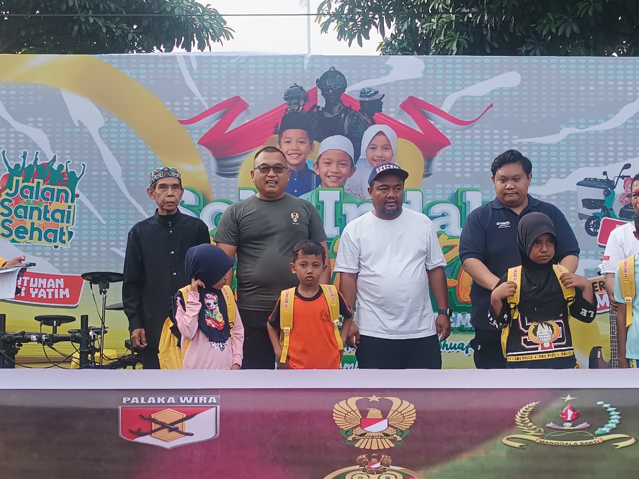 JALAN SANTAI: Wadanrem 132 Tadulako, Kolonel Inf Antonius Chrishardjoko, saat melepas dan menyaksikan jalan santai memeringati Hari Juang TNI-AD, Minggu (14/12/2025).(FOTO: ISTIMEWA/RADAR PALU).