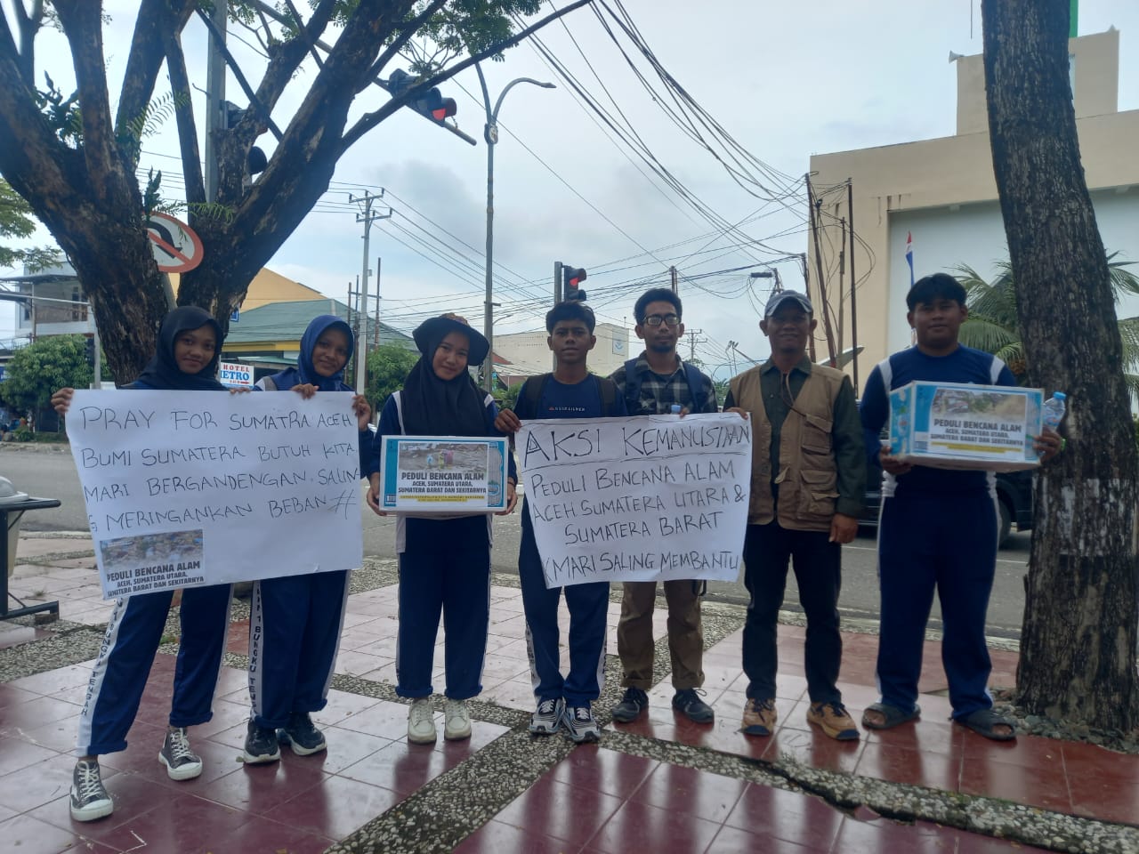 MENGGALANG DANA : Tampak para wartawan dari PWI Morowali bersama pelajar SMKN 1 Bungku Tengah, turun langsung melakukan penggalangan dana untuk korban banjir di Sumatera.(FOTO: ISTIMEWA/RADAR PALU).