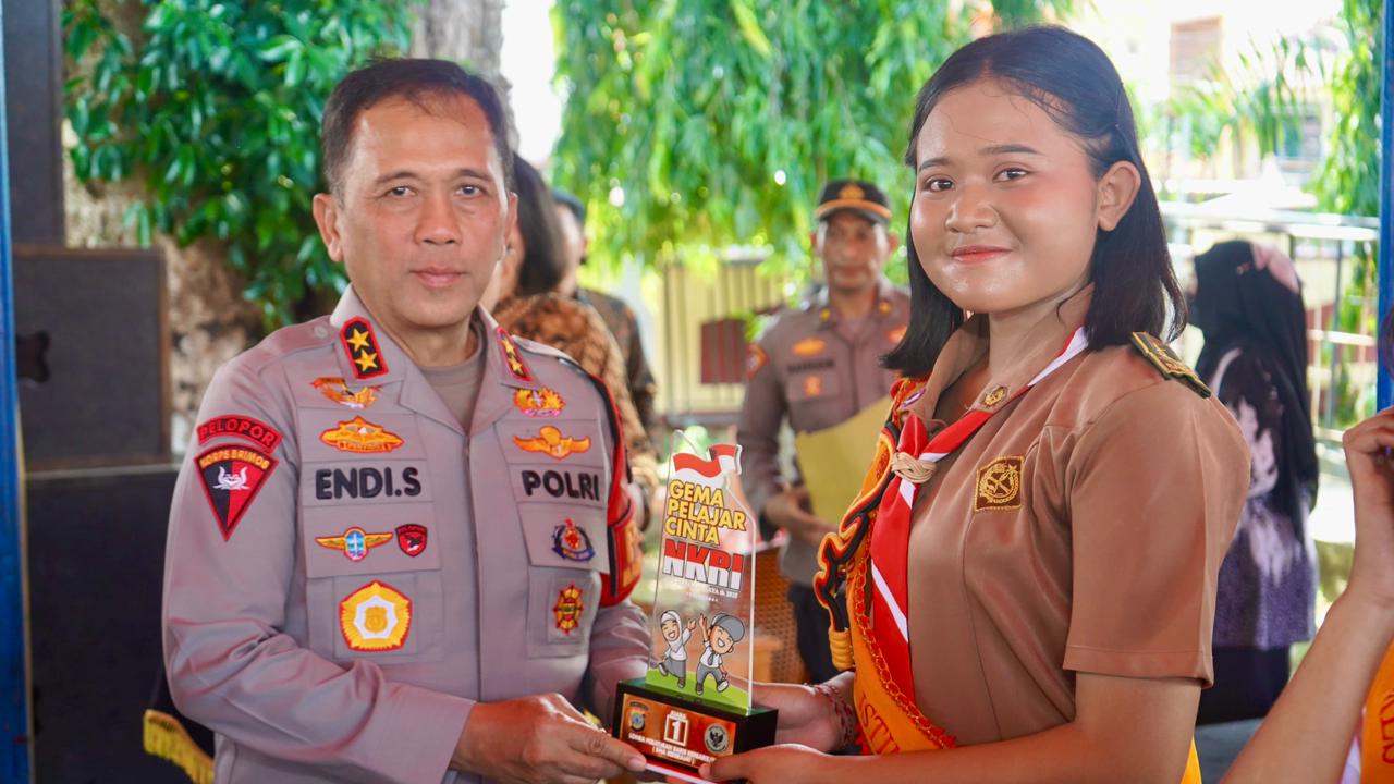 HADIAH : Kapolda Sulteng, Irjen Pol Endi Sutendi memberikan hadiah kepada pemenang lomba pidato dan PBB, Kamis (11/12/2025).(FOTO: ISTIMEWA/RADAR PALU).