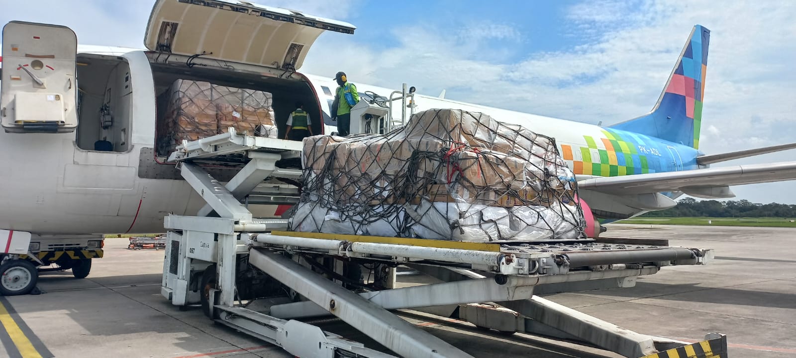 Petugas memuat bantuan logistik kemanusiaan PT IMIP ke pesawat carter di Bandara Halim Perdanakusuma, Jakarta, untuk dikirim ke wilayah terdampak bencana Aceh dan Sumatera.