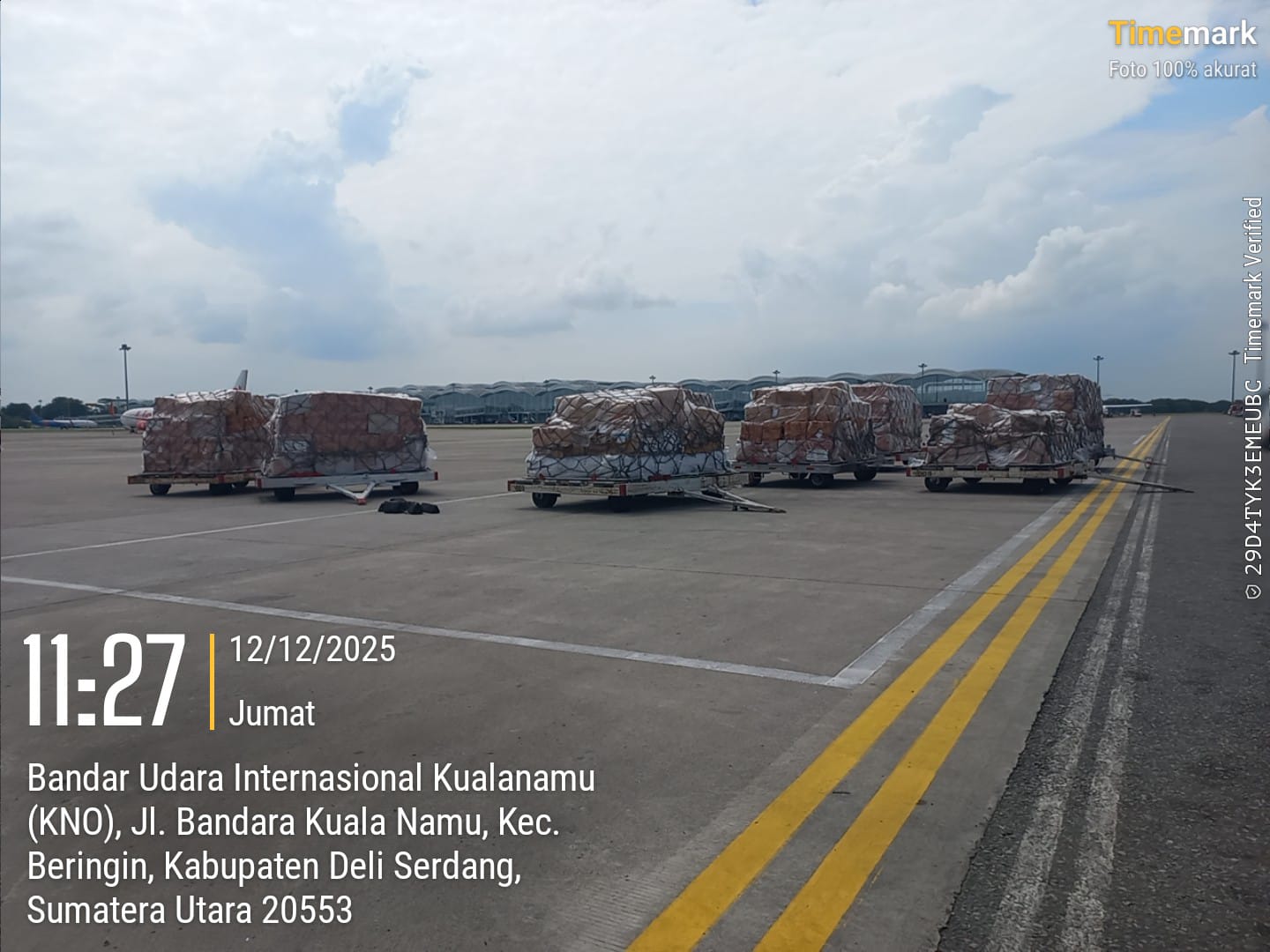 Petugas memuat bantuan logistik kemanusiaan PT IMIP ke pesawat carter di Bandara Halim Perdanakusuma, Jakarta, untuk dikirim ke wilayah terdampak bencana Aceh dan Sumatera.