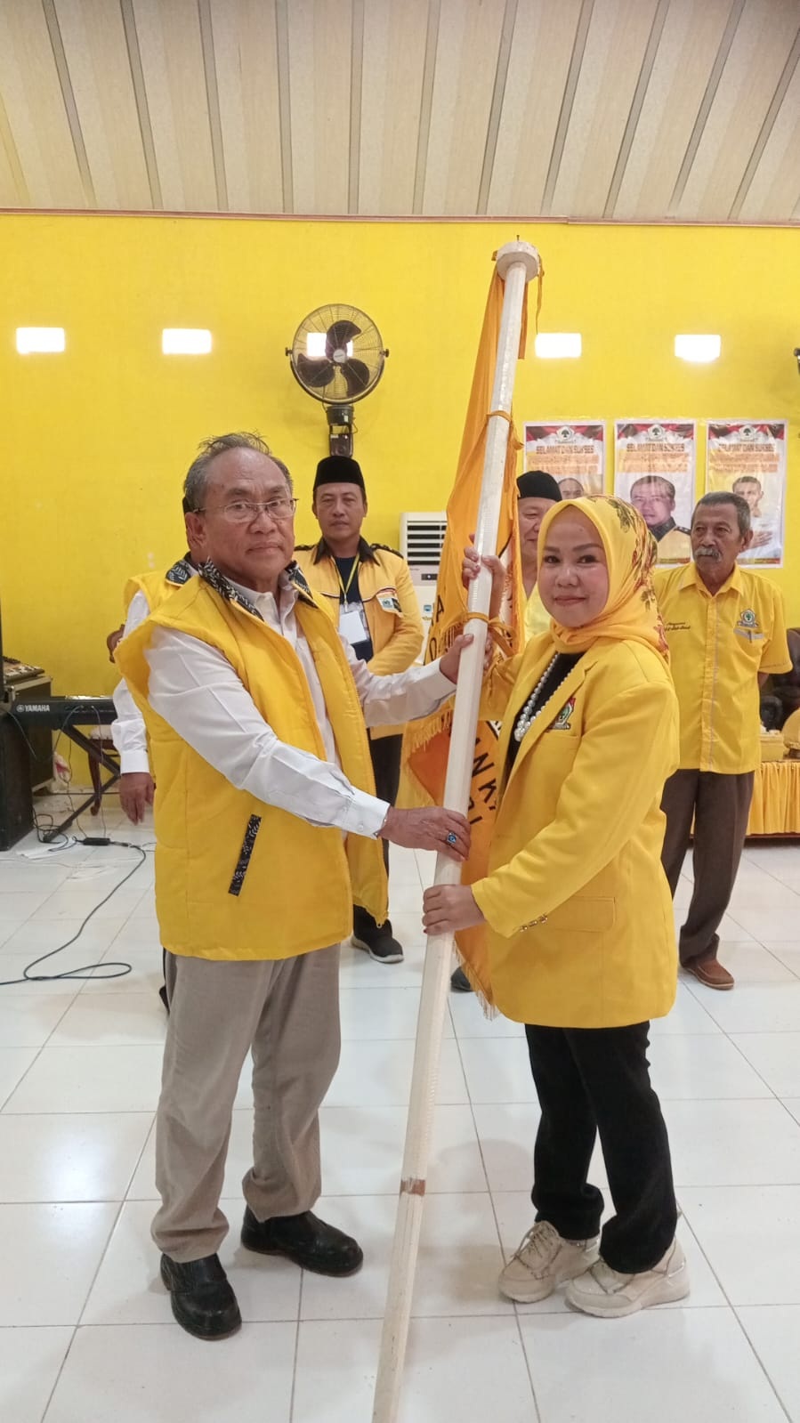 PATAKA : Korwil Partai Golkar wilayah Buol dan Tolitoli, Dr Sukardan Tawil menyerahkan pataka Partai Golkar kepada Ketua terpilih Srikandi Batalipu, Minggu (14/12/2025).(FOTO: ISTIMEWA/RADAR PALU).